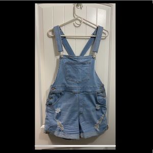 Ripped Denim short overalls with adjustable straps